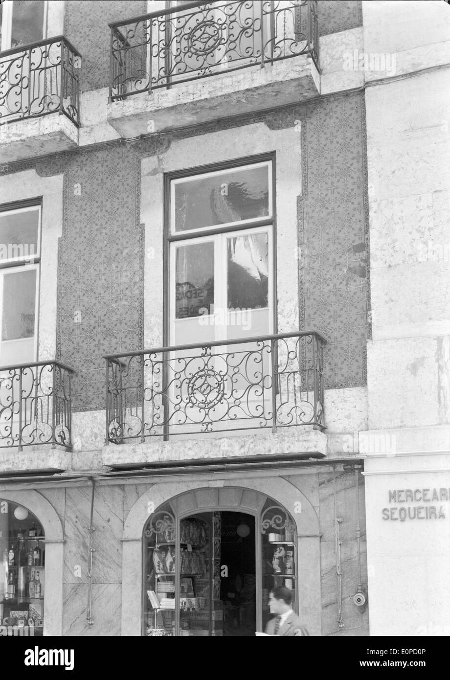 I balconi in ferro battuto di Lisbona, in Portogallo, sono una caratteristica iconica dello stile architettonico della città, contribuendo al suo fascino storico ed estetico unico. Foto Stock