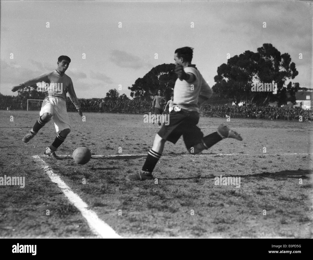 Una fotografia di una partita di calcio a Lisbona, Portogallo, che mostra i giocatori in azione sul campo, catturata da Mário Novais. Foto Stock