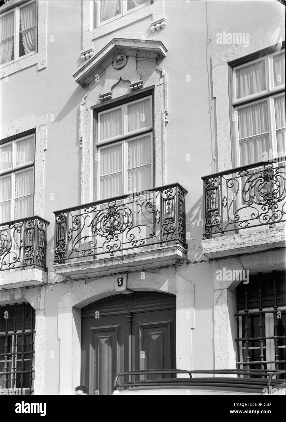 Le Varandas em ferro forjado, o balconi in ferro battuto, a Lisbona sono una caratteristica significativa del paesaggio architettonico della città, contribuendo alla sua estetica unica. Foto Stock