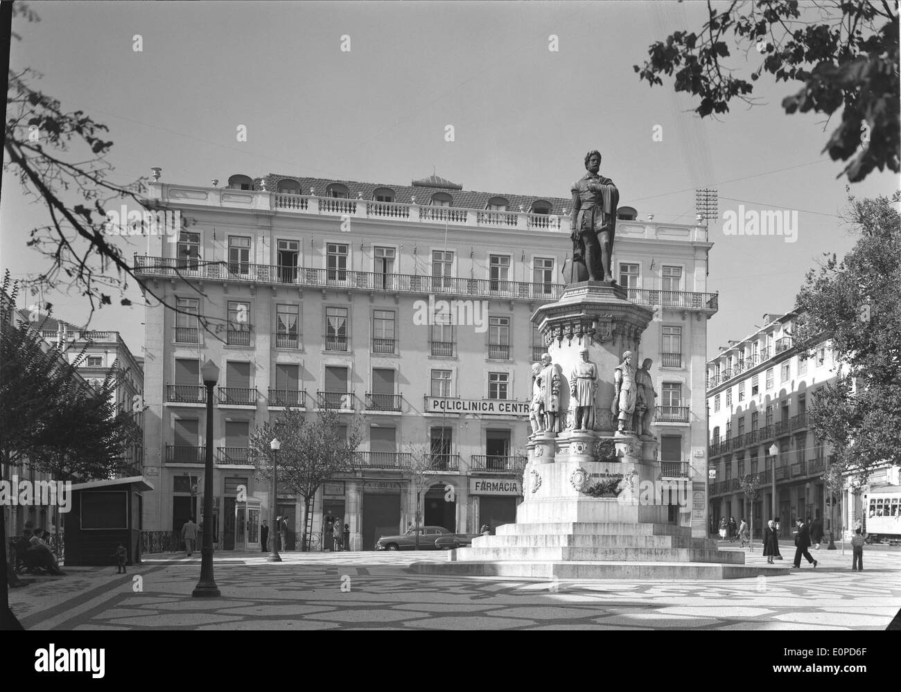Luís de Camões, situata a Lisbona, è una piazza centrale che prende il nome dal famoso poeta portoghese. La piazza è un sito storico, noto per la sua statua di Camões e il suo significato culturale per Lisbona. Foto Stock