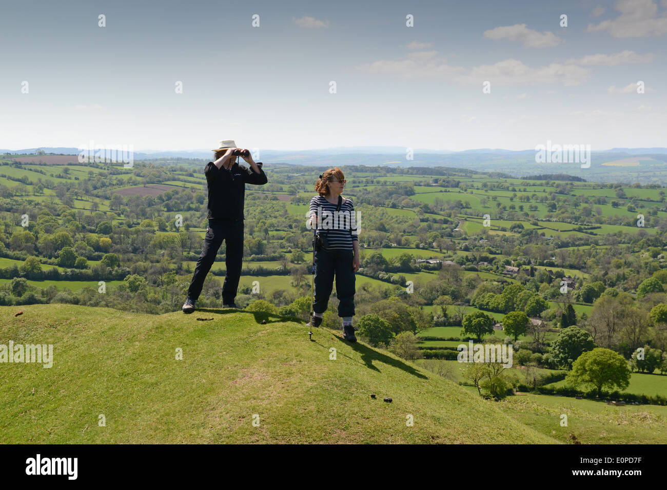 Clee Liberty terra comune Shropshire giovane camminando sulla banca Nordy Età del Ferro hill-fort Regno Unito Foto Stock