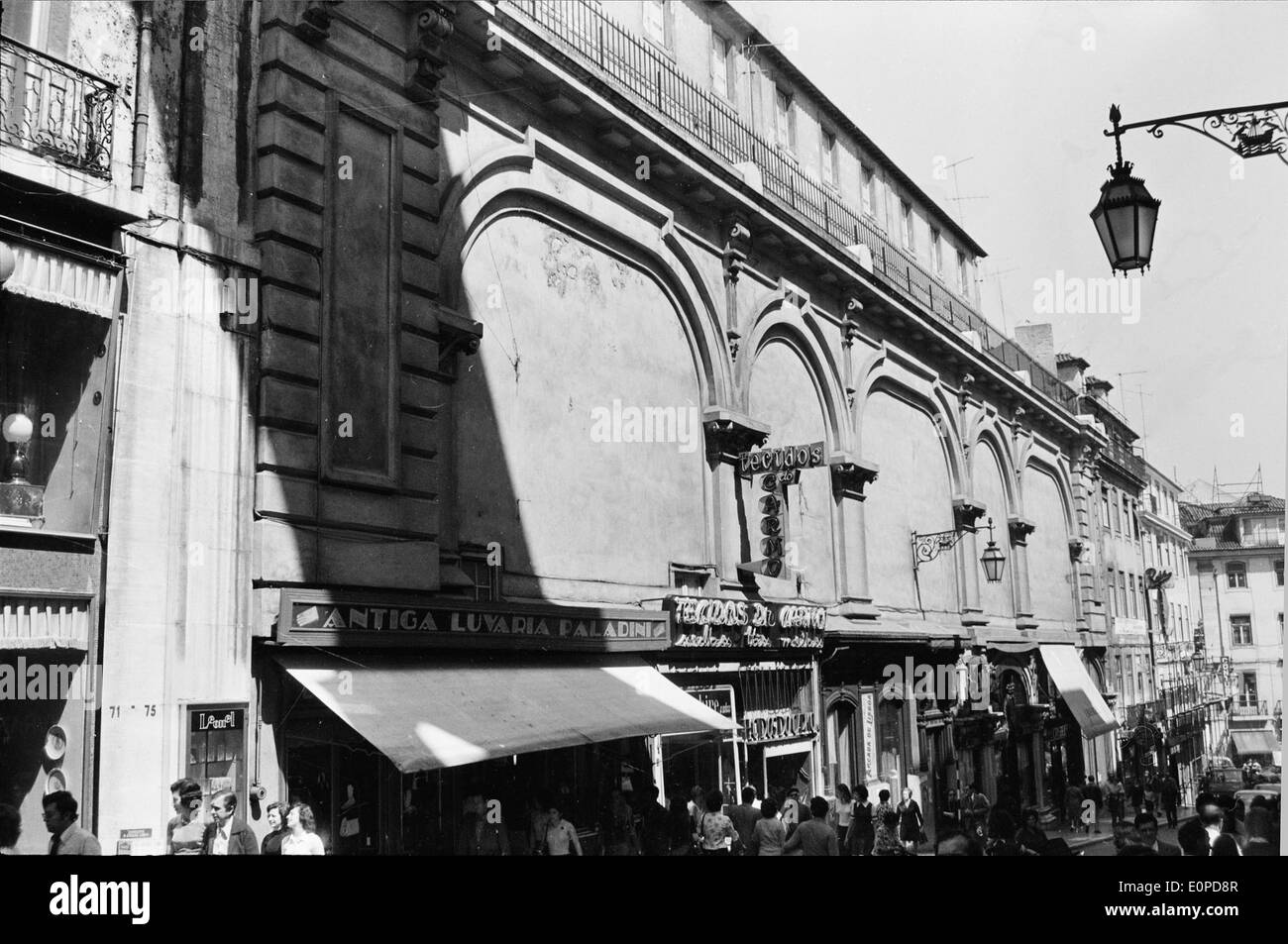 Rua do Carmo a Lisbona è una strada importante nel quartiere di Chiado, conosciuta per i suoi edifici storici, il significato culturale e l'importanza commerciale della città. Foto Stock