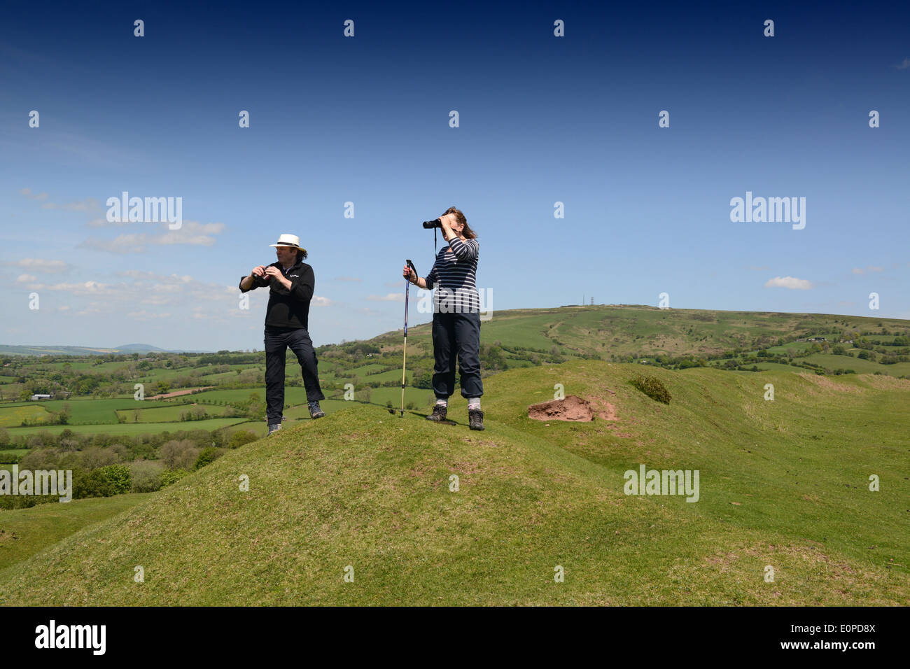 Clee Liberty terra comune Shropshire giovane camminando sulla banca Nordy Età del Ferro hill-fort Regno Unito Foto Stock