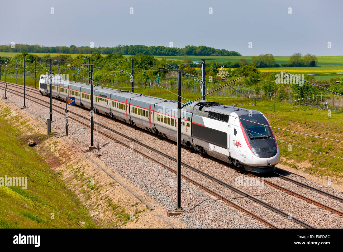TGV Lyria ( francese ad alta velocità servizio ferroviario ) nel LGV Sud-Est vicino a Sens, Francia questo treno è andare in Svizzera Foto Stock