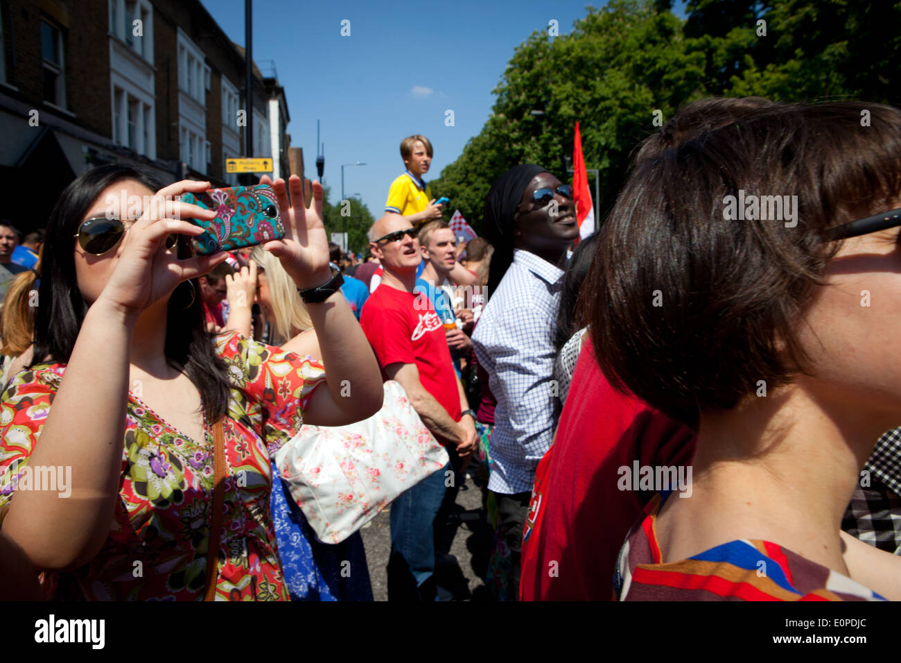 Appassionati presenti l'Arsenal FC FA Cup vincitori parade 2014 Foto Stock