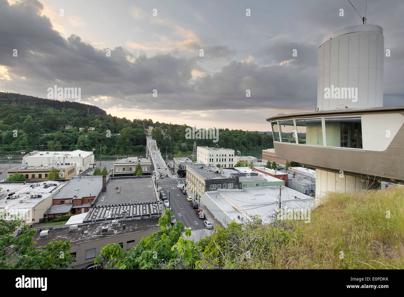 Vista di Oregon City Downtown da ascensore comunale Observation Deck durante il tramonto Foto Stock
