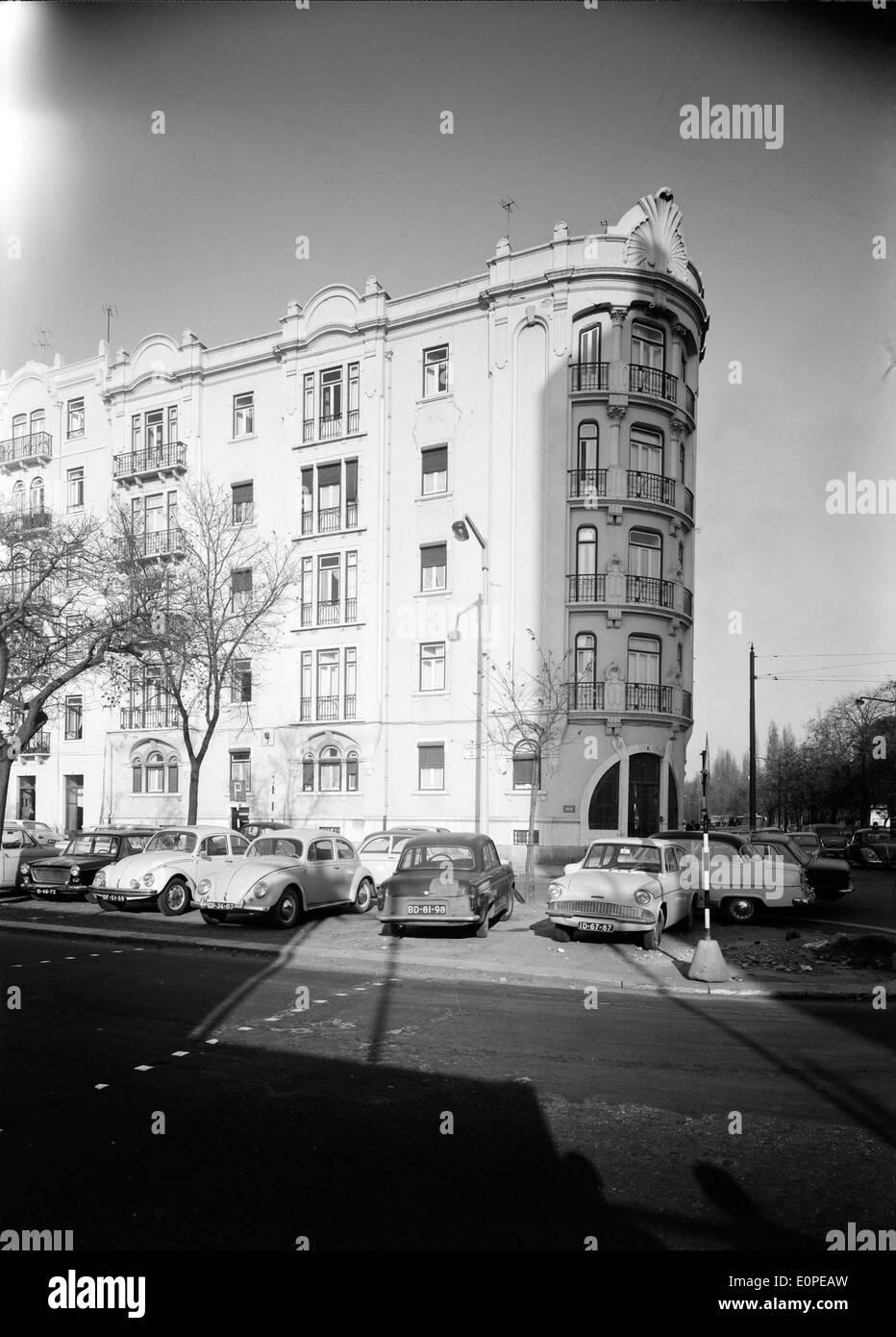 Avenida Almirante Reis è una strada importante di Lisbona, nota per il suo ruolo nel sistema di trasporto della città. Funge da strada principale, collegando le aree chiave della città con una ricca storia urbana. Foto Stock
