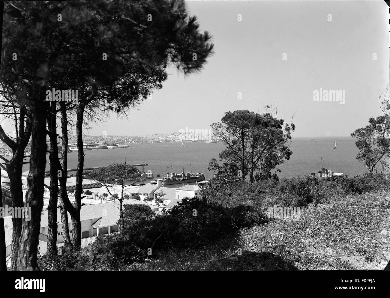 Una vista della base navale di Alfeite ad Almada, che mostra il suo significato come posizione militare strategica. La base svolge un ruolo importante nelle operazioni navali del Portogallo e si trova dall'altra parte del fiume rispetto a Lisbona. Foto Stock