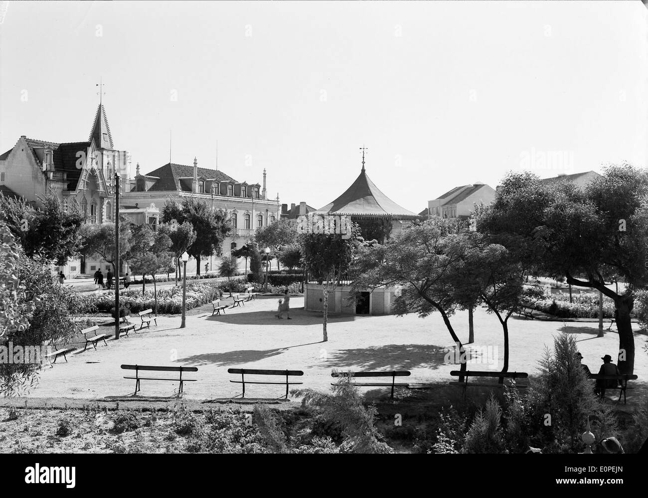 Cova da Piedade è un quartiere di Almada, in Portogallo, noto per le sue aree residenziali e commerciali. La regione fa parte dell'area metropolitana di Lisbona e offre un mix di cultura locale e servizi urbani. Foto Stock