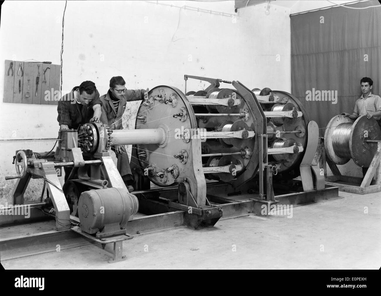 Almeida e Silvas, Ldª è un'azienda metalmeccanica con sede a Carnaxide, Oeiras, Portogallo, specializzata nella produzione di prodotti e servizi in metallo. Svolge un ruolo importante nel settore industriale locale. Foto Stock