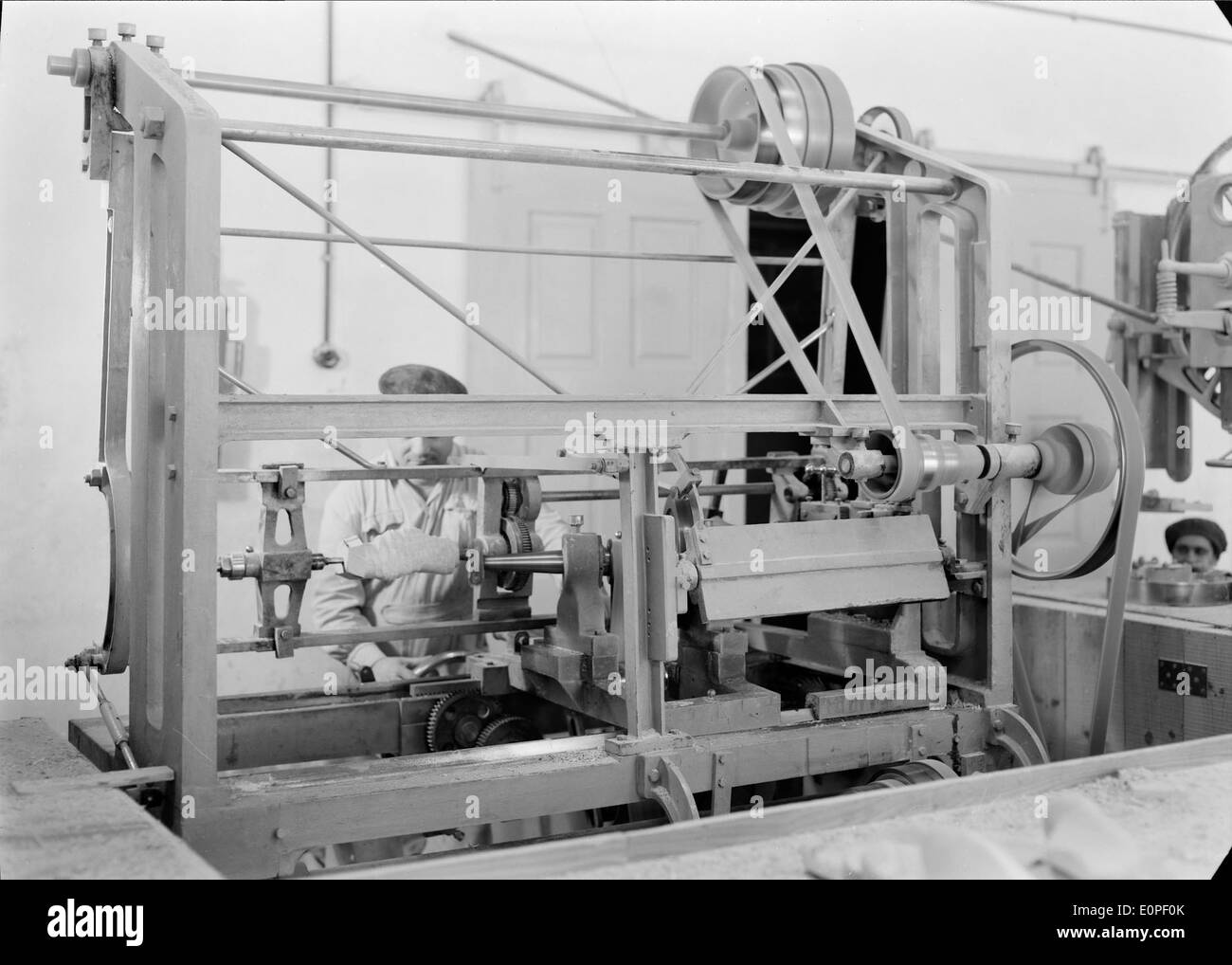 Almeida e Silvas, con sede a Carnaxide, Oeiras, Portogallo, è una società specializzata nella lavorazione dei metalli e nella metallurgia. La società svolge un ruolo significativo nell'industria metallurgica portoghese fornendo prodotti e servizi industriali di alta qualità. Foto Stock