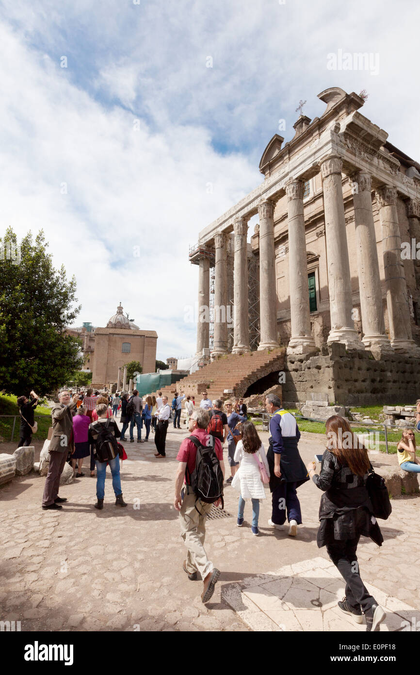 La gente camminare lungo la Via Sacra nel Foro Romano, Roma, passato il Tempio di Antonino e Faustina, antica Roma, Italia Foto Stock