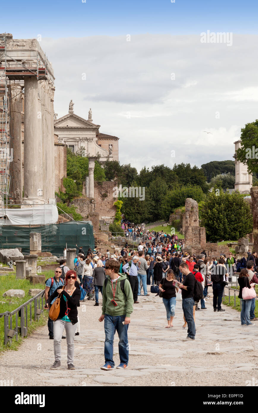 La gente camminare nell'antico Foro Romano, Roma Italia Europa Foto Stock