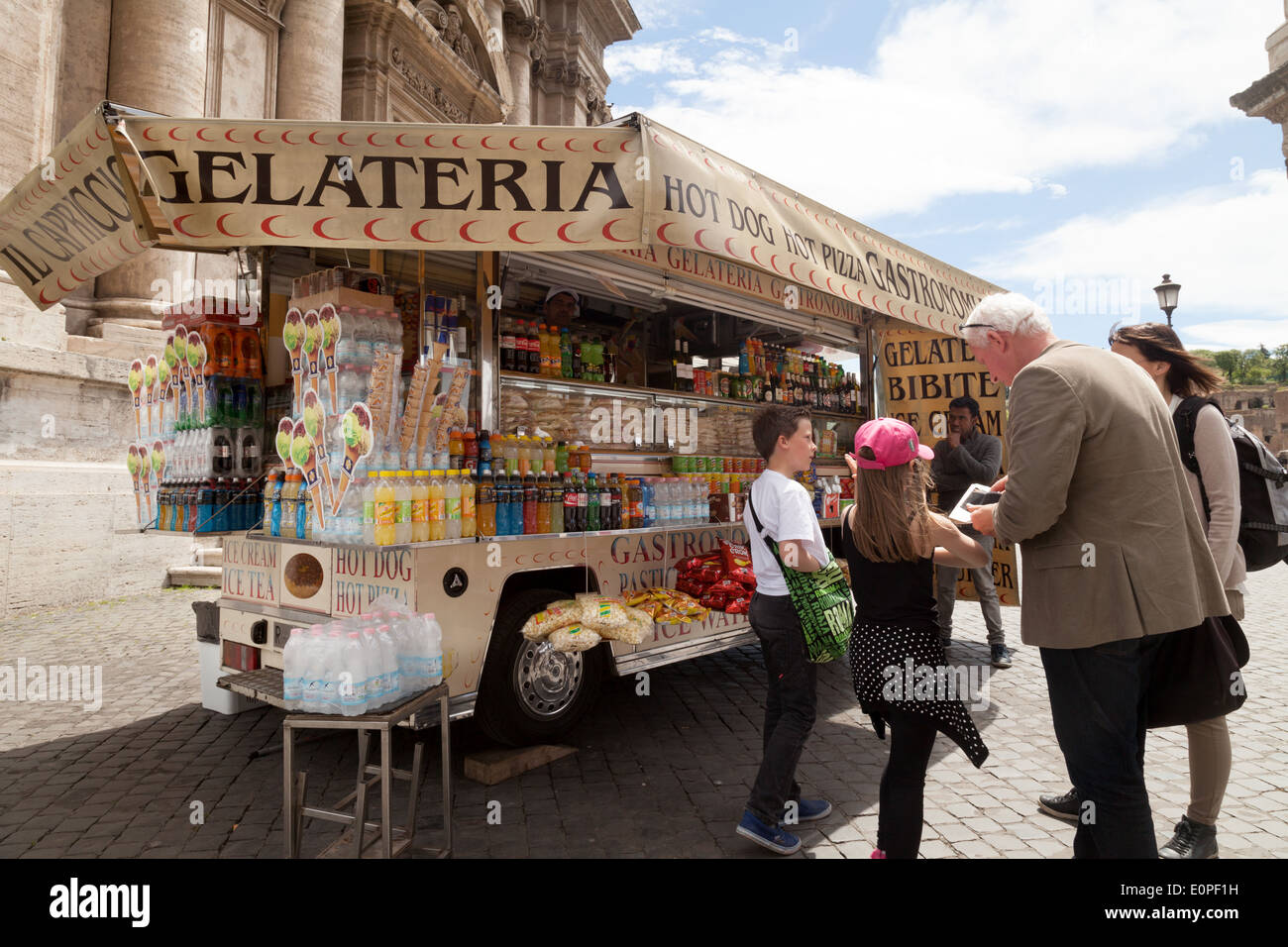 Nonni acquistano i loro nipoti un gelato da uno stallo, Roma Italia Europa Foto Stock