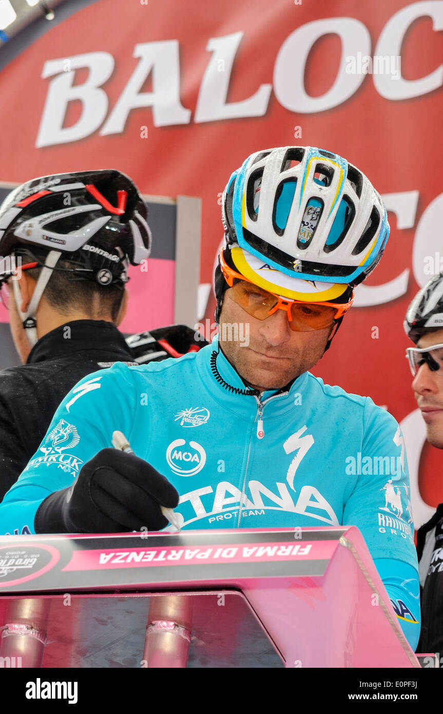 Belfast, Irlanda del Nord. 10 Maggio 2014 - Michele Scarponi (Astana Pro Team) firma in su per la seconda tappa del Giro d'Italia Foto Stock