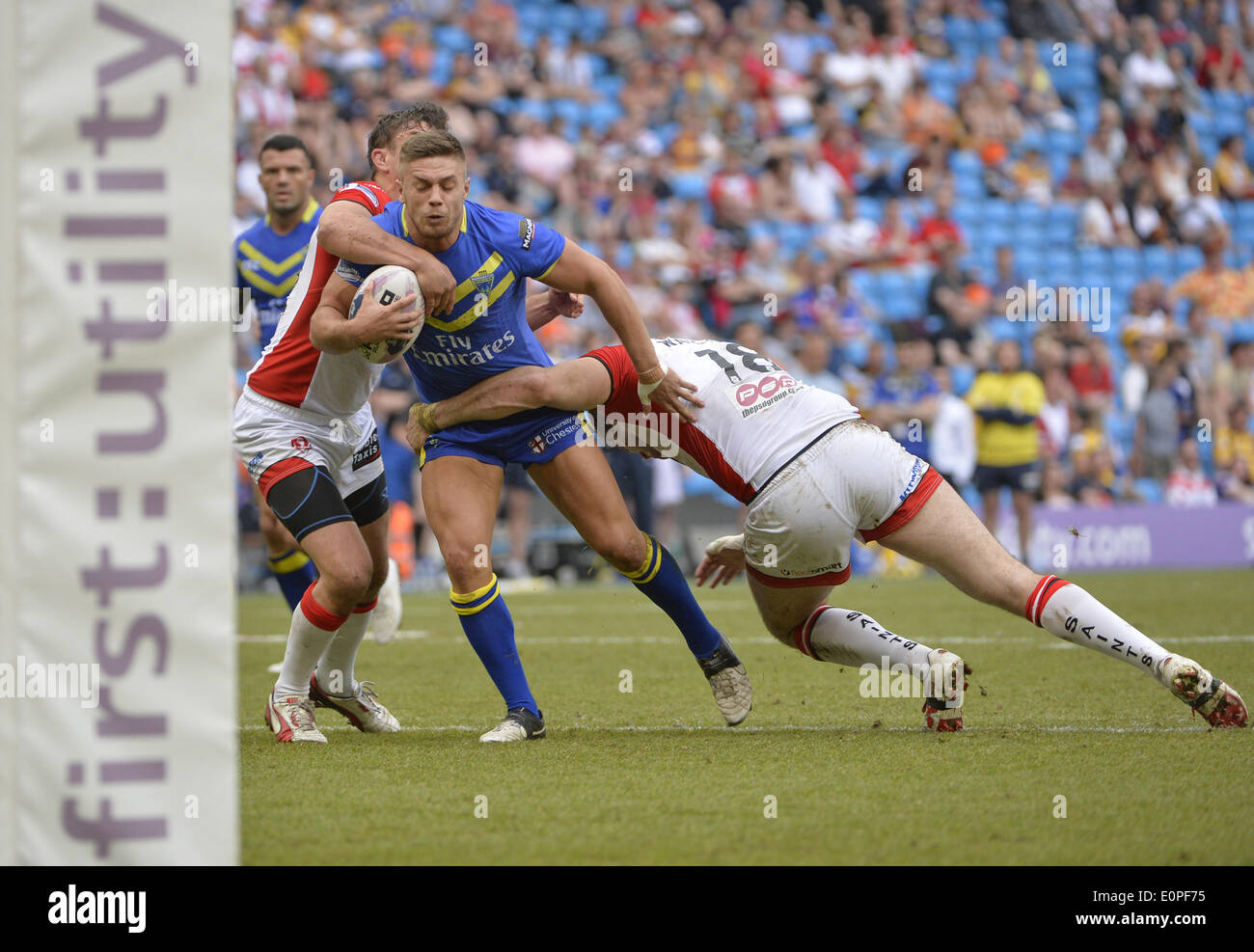 Manchester, Greater Manchester, UK. 18 Maggio, 2014. Warrington lupi full-back MATTHEW RUSSELL unità in St Helens prop ALEX WALMSLEY e JON WILKIN durante la St Helens -V- Warrington lupi corrispondono all'Etihad Stadium: Steve FlynnZUMA Premere Credito: Steve Flynn/ZUMA filo/ZUMAPRESS.com/Alamy Live News Foto Stock