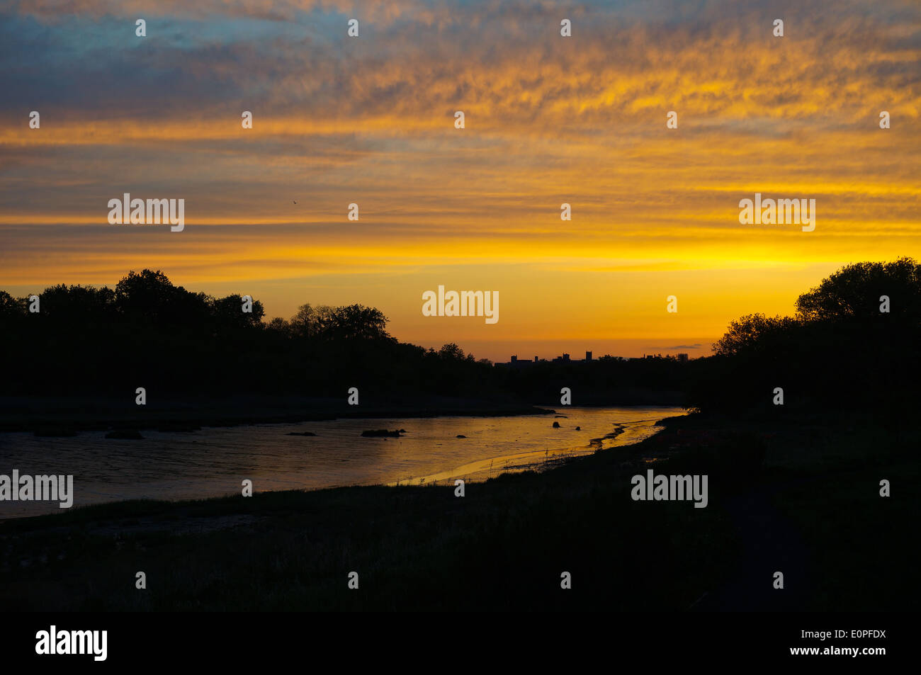 Una vista al tramonto di Pugsley Creek nel Bronx, New York durante la primavera. Foto Stock