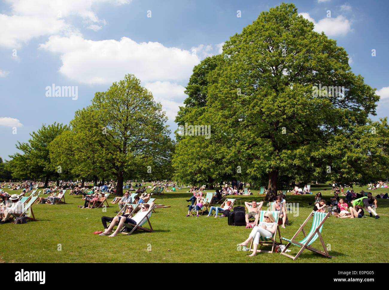 Le persone godono di un soleggiato giorno di maggio in Hyde Park, Londra Foto Stock