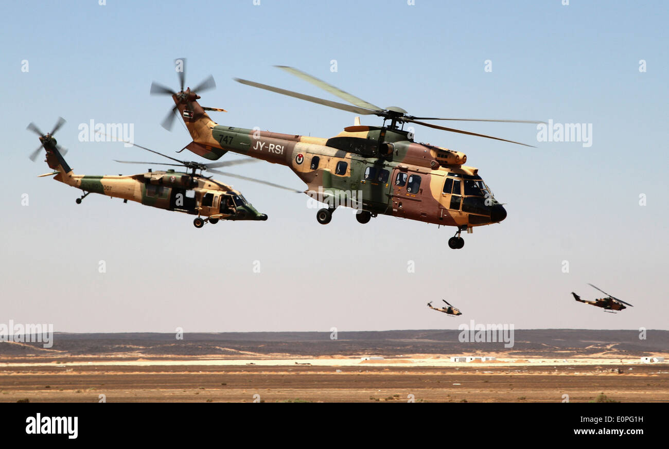 Royal Jordanian Air Force elicotteri in formazione durante l'esercizio desiderosi Tiger Maggio 14, 2014 in Giordania. Foto Stock