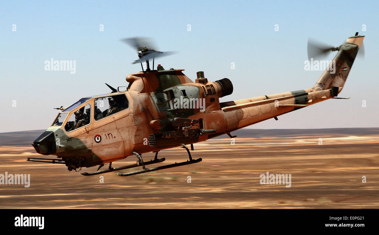 Un Royal Jordanian Air Force attacco Apache elicottero durante l'esercizio desiderosi Tiger Maggio 14, 2014 in Giordania. Foto Stock