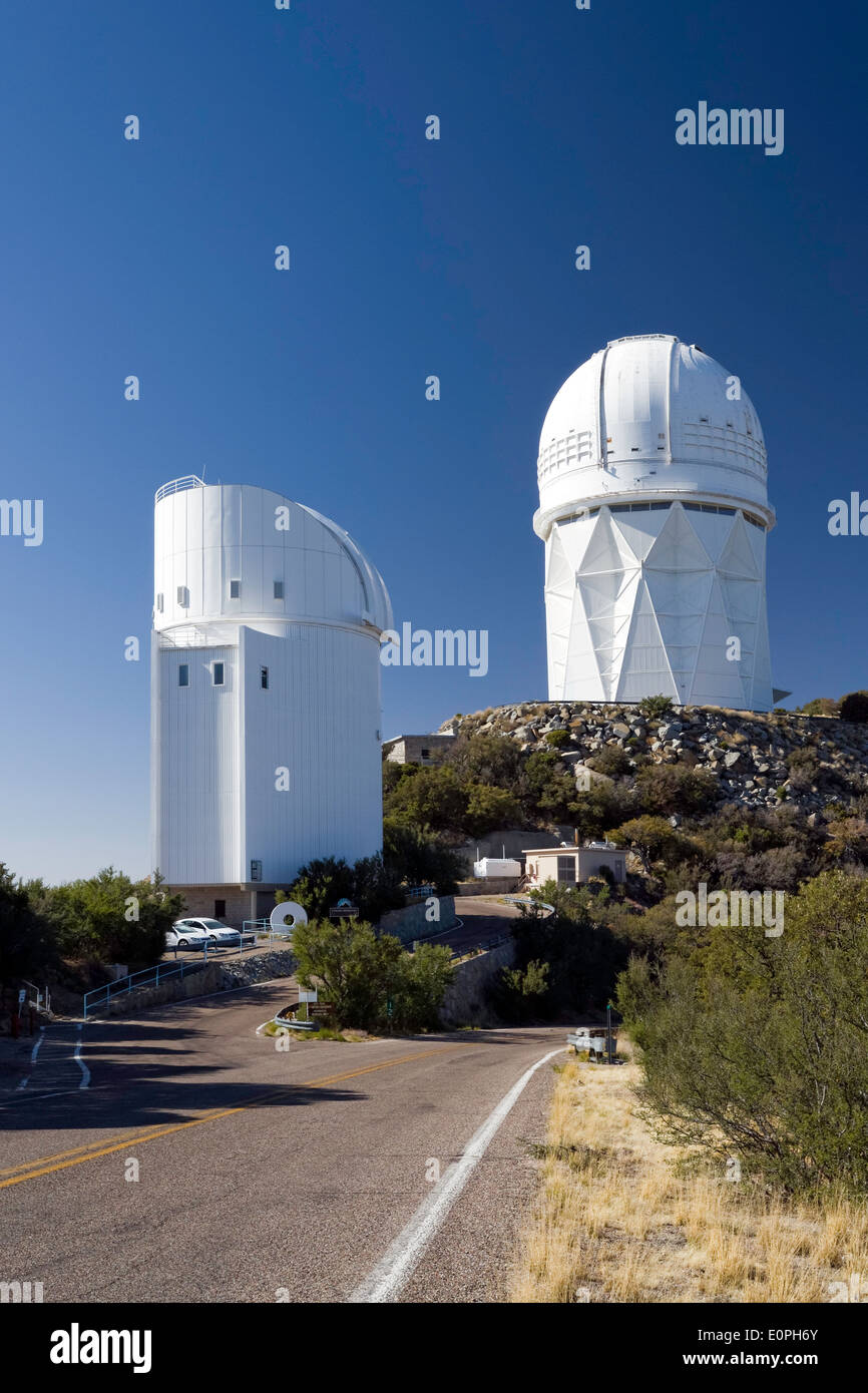 Telescopi su Kitt Peak National Observatory, Arizona Foto Stock
