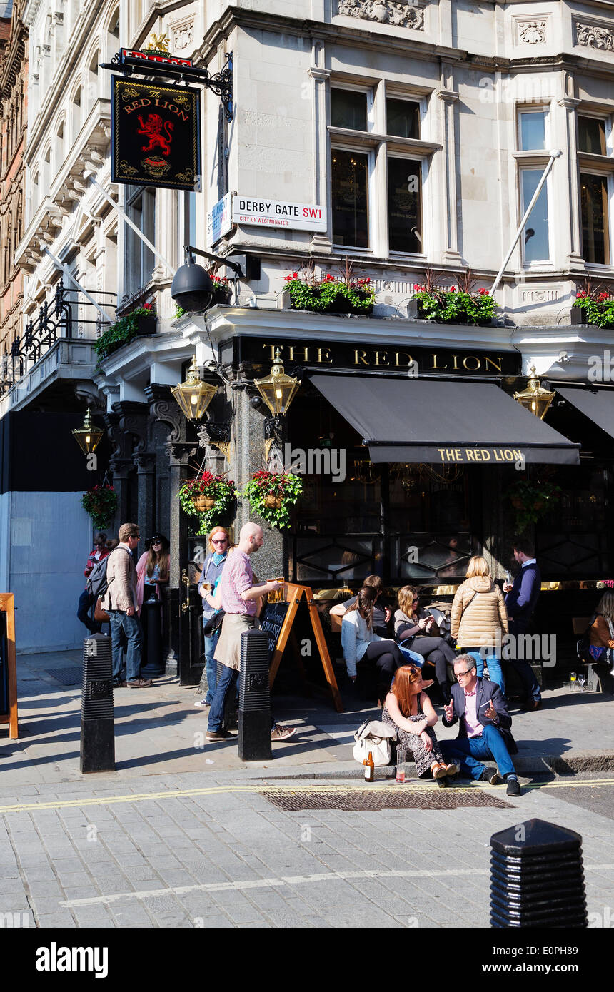 Il Pub Red Lion, Derby Gate, London, England, Regno Unito Foto Stock