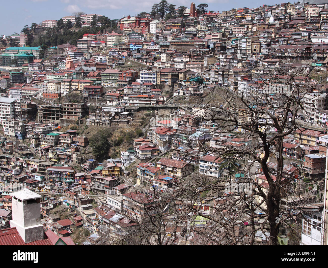 Una delle zone densamente popolate colline di Shimla nello stato di Himachal Pradesh in India del Nord Foto Stock