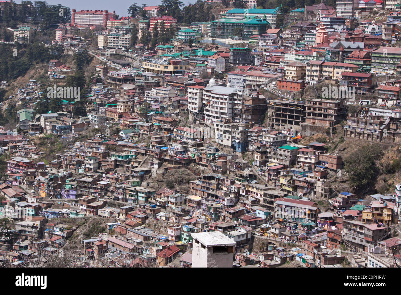 Una delle zone densamente popolate colline di Shimla, una città ai piedi dell'Himalaya in India del Nord Foto Stock