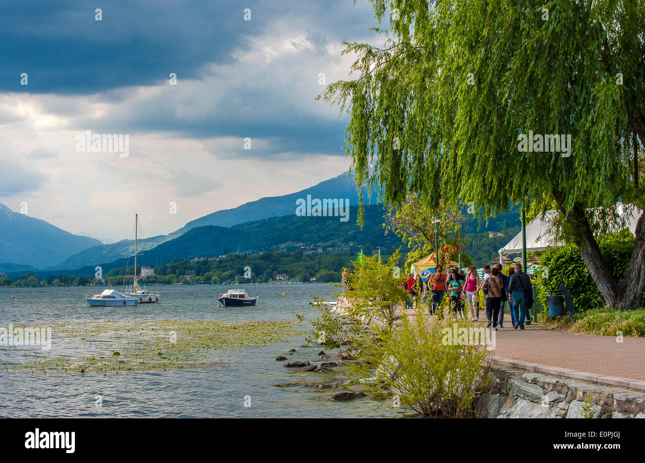 Italia Piemonte Viverone 18 maggio 2014 Domenica al lago. Il lago Foto Stock