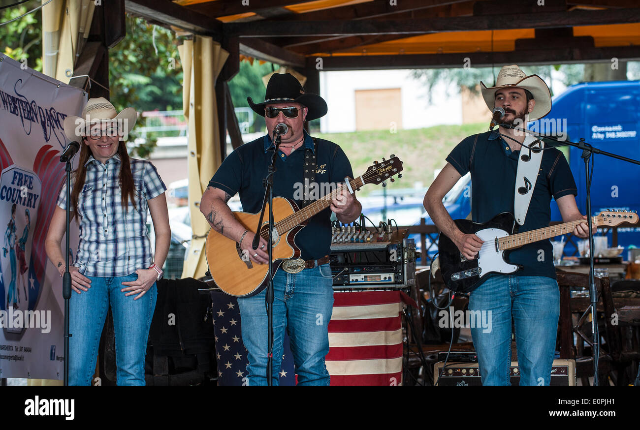 Italia Piemonte Viverone 18 maggio 2014 Domenica al lago. in un bar di una band che suona musica country Foto Stock