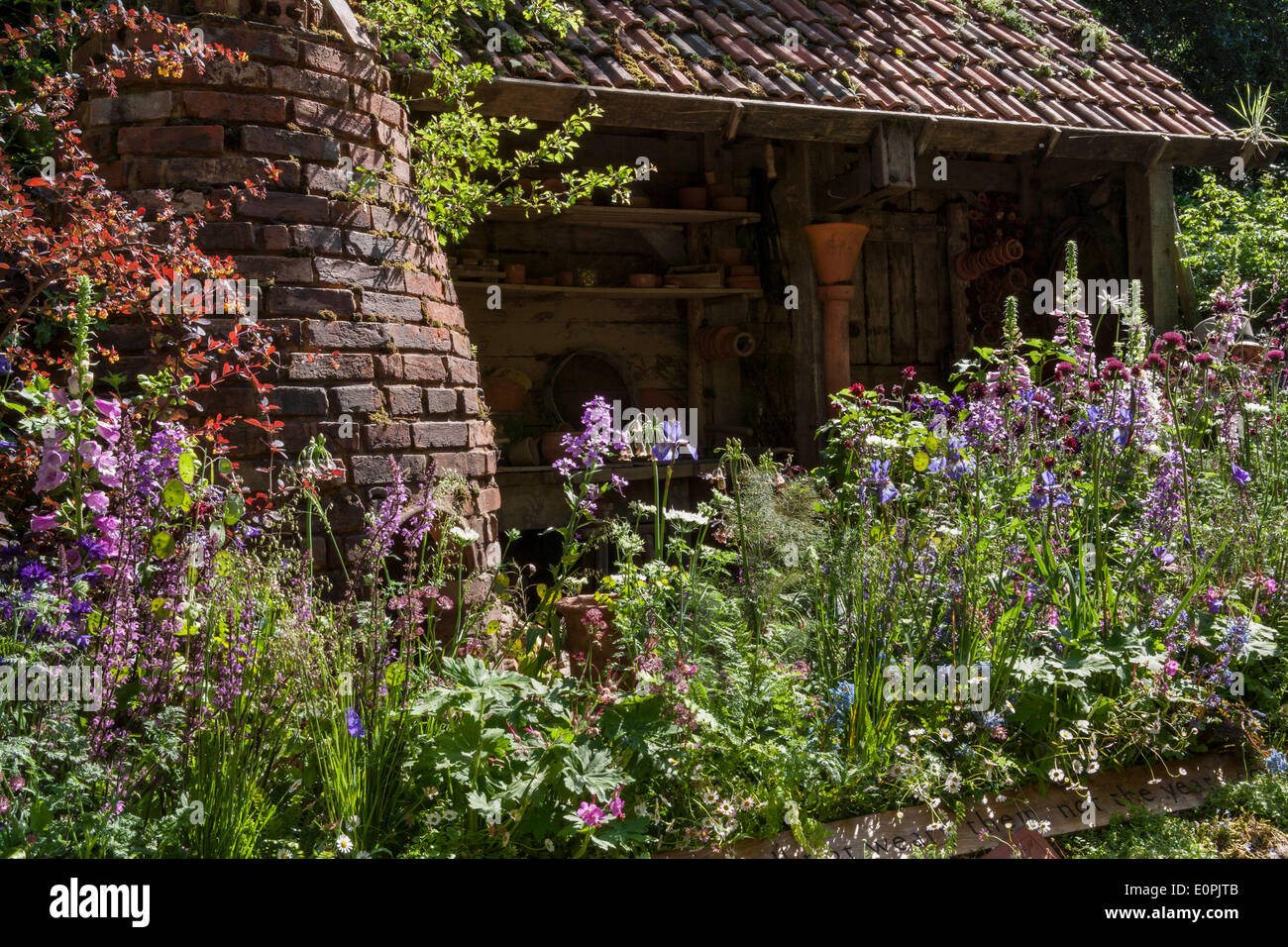 A Chelsea, Londra, Regno Unito. Il 18 maggio 2014. RHS Chelsea flower show 2014 il comporre un volo "Potter's Garden' Designer: Natura Sponsor riprogettato DialAFlight Credito: un giardino Alamy Live News Foto Stock