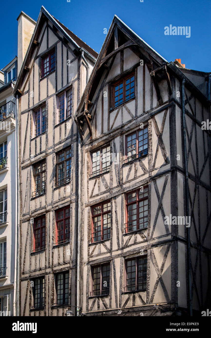 Case più antiche di Parigi, XV secolo abitazioni, costruite per metà in legno lungo Rue Francois Miron, Parigi Francia Foto Stock