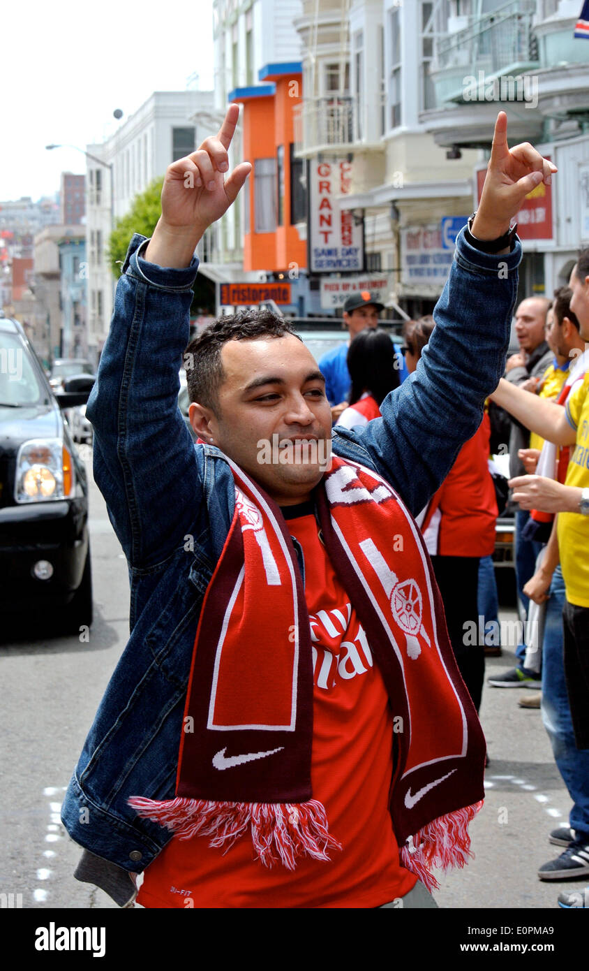 San Francisco, California, 17 maggio 2014. Arsenal fan festeggia il team FA cup championship su Grant Street in North Beach San Francisco Foto Stock