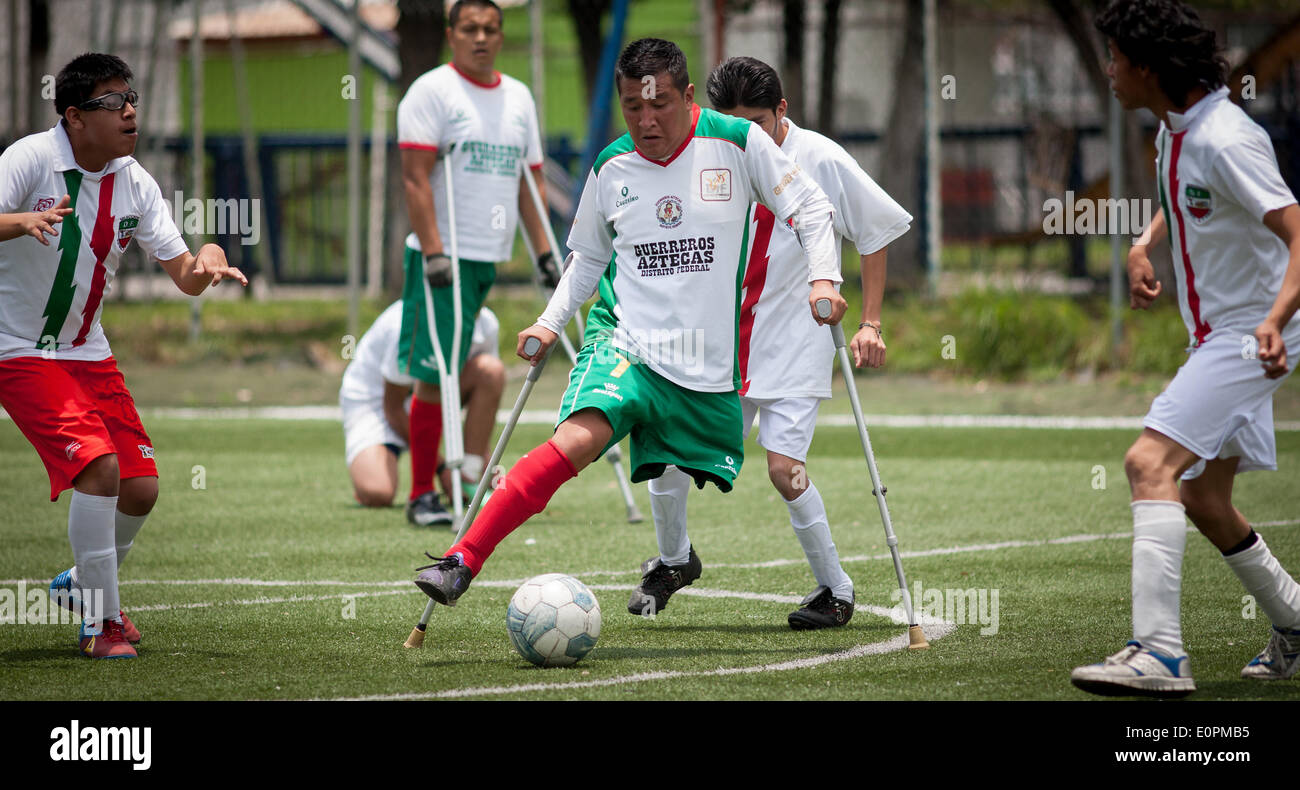 (140519) -- CITTÀ DEL MESSICO, 19 maggio 2014 (Xinhua) -- Immagine presa il 17 Maggio 2014 mostra un giocatore della squadra Guerreros Aztecas del Distrito Federale di mutilati soccer, il sistema VIES per la palla durante una partita amichevole a Città del Messico, capitale del Messico.Guerreros Aztecas consiste di giocatori tra 17 e 40 che hanno un arto amputato. (Xinhua/Pedro Mera) (da) (AH) Foto Stock