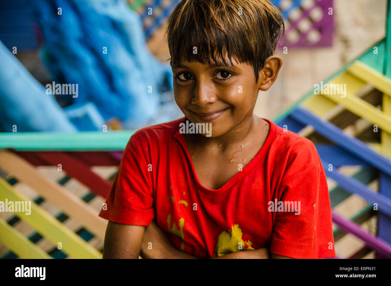 Riverside ragazzo dal Cruzeiro do Sul - Brasile, sorridente per la fotografia Foto Stock