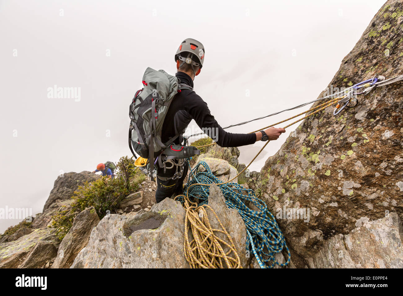 Multi-pitch arrampicata su roccia al percorso Crakoukass, Chamonix, Francia, Alpi, UE Foto Stock