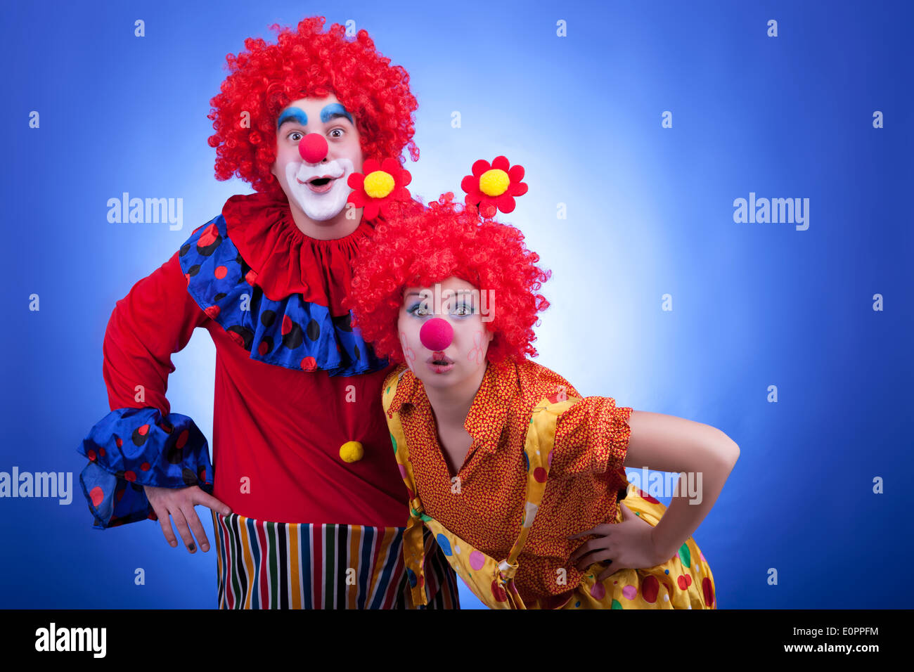 Clown giovane su sfondo blu. Studio professionale di illuminazione Foto Stock