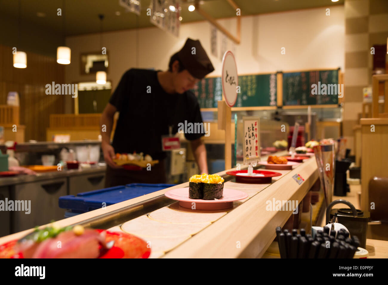 Sushi ristorante treno di Tsukuba, Giappone Foto Stock