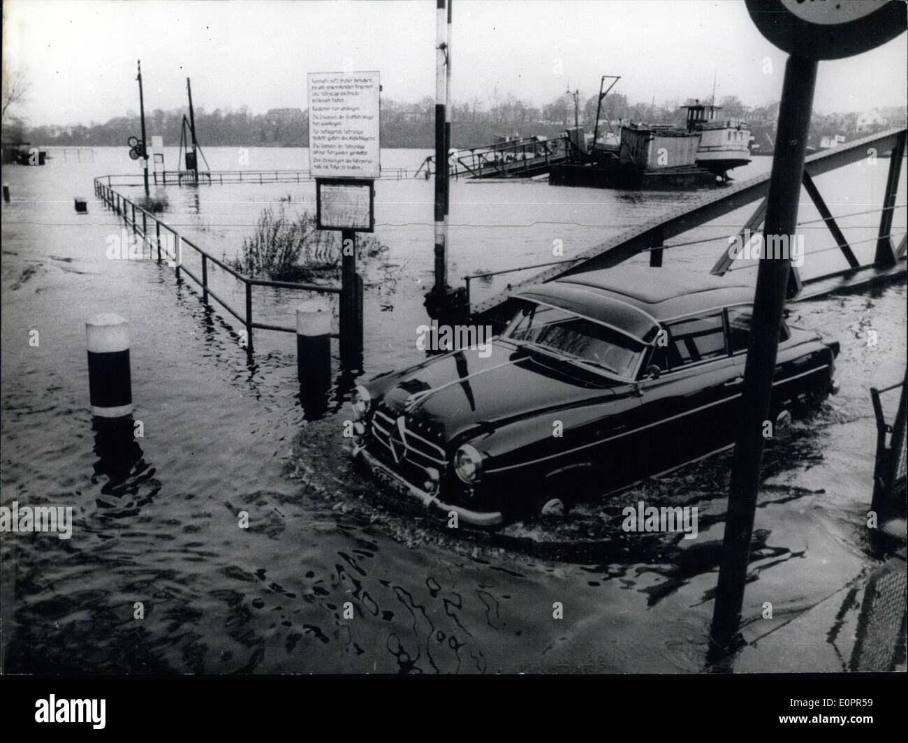 Nov. 11, 1956 - un lavaggio ha ottenuto un auto nei pressi di Lemwerder al Weser, ma il proprietario non voleva. Egli è stato sorpreso dalle inondazioni. C Foto Stock