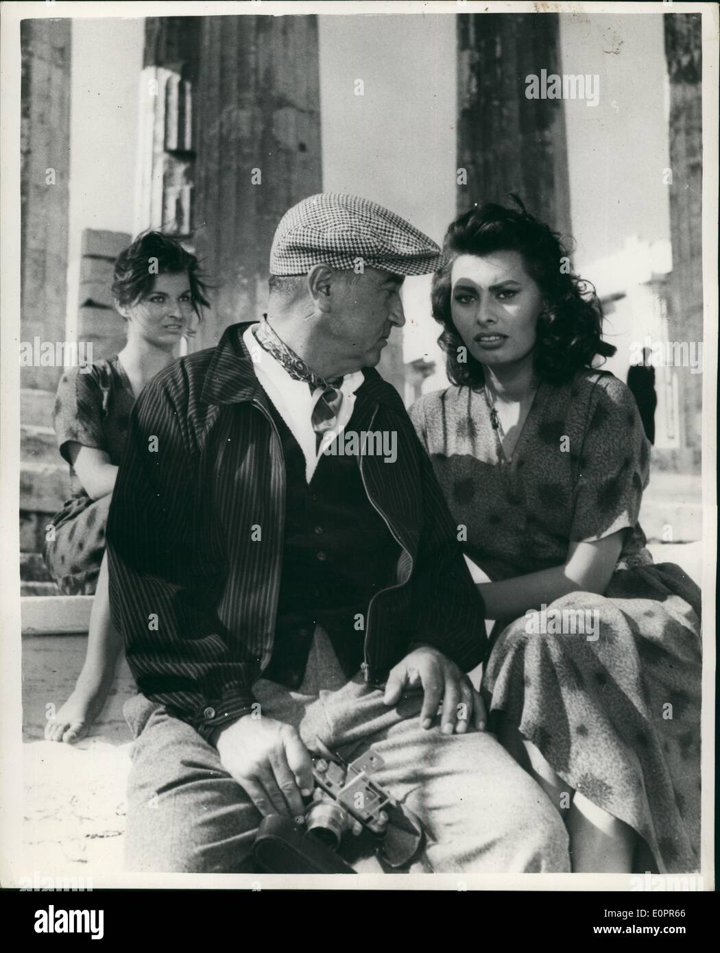 Nov. 11, 1956 - Sophia Loren riprese - all'Acropoli. La sua doppia guarda su: l'Acropoli di Atene è l'impostazione per l'esterno riprese del nuovo film ''un ragazzo su un delfino'' che stelle italiano attrice Sophia Loren. Mostra fotografica di Sophia Loren con director Jean Negulesco durante un breve periodo di riposo tra le riprese (Sophia's doppio può essere seduto dietro) Foto Stock