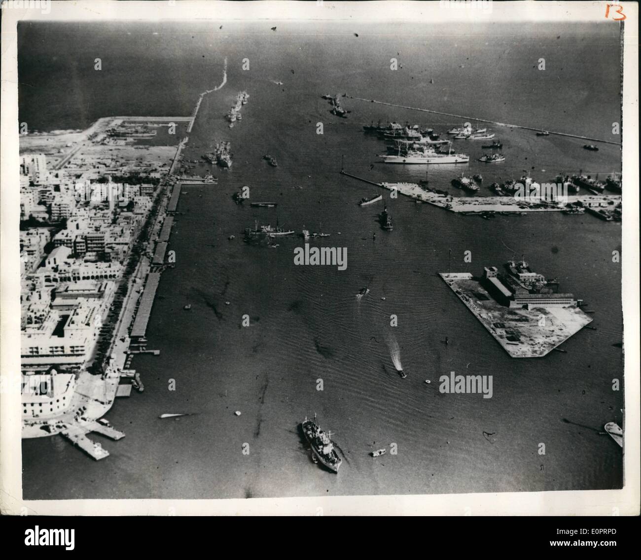 Nov. 11, 1956 - l'entrata sul canale a Port Said, Sunken Blockships. Una vista dall'aria all'ingresso del canale di Suez a Port Said che è visibile sulla sinistra. Le opere di superiore del blocco navi affondate nel canale e navale imbarcazioni di salvataggio a lavorare su di essi, può essere visto. Foto Stock