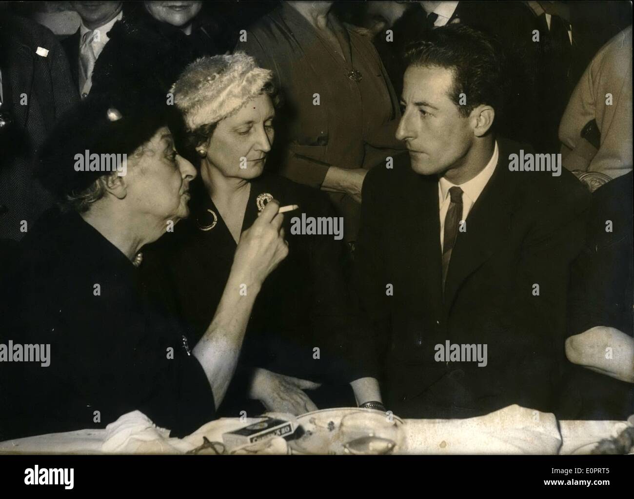 Nov. 11, 1956 - Il vincitore del premio Femina: Il premio Femina (uno dei più apprezzati riconoscimenti letterari) è andato a Jean-Regis Bastide per il suo libro " Les Adieux''. La foto mostra l'autore fotografato con MME Gregh (sinistra), membro della giuria e Madame de Beaumont, presidente della giuria. Foto Stock