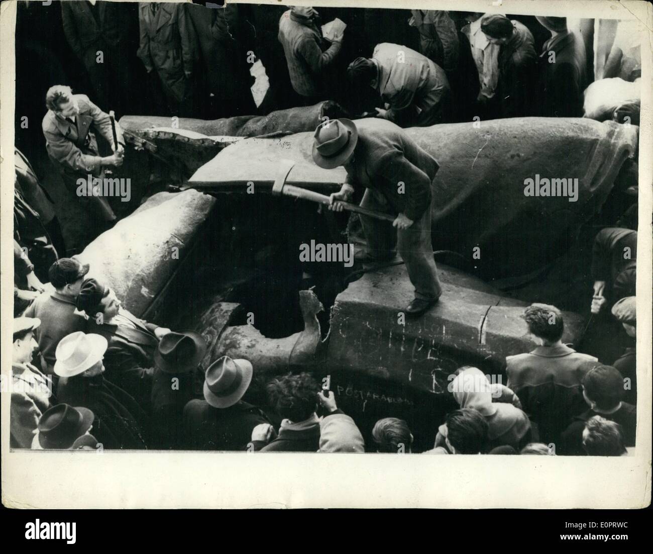 Nov. 11, 1956 - Nuove foto della guerra civile in Ungheria. Statua di Stalin viene tritato fino: Uno Graffiti dice ''Mail rapinatore" riferita ad una macchia nei suoi primi lavori. La foto mostra la scena come la gigantesca statua di Stalin è tagliato a pezzi - vicino al Teatro Nazionale di Budapest - all'altezza della recente guerra civile che ha imperversato in tutta l'Ungheria. Foto Stock