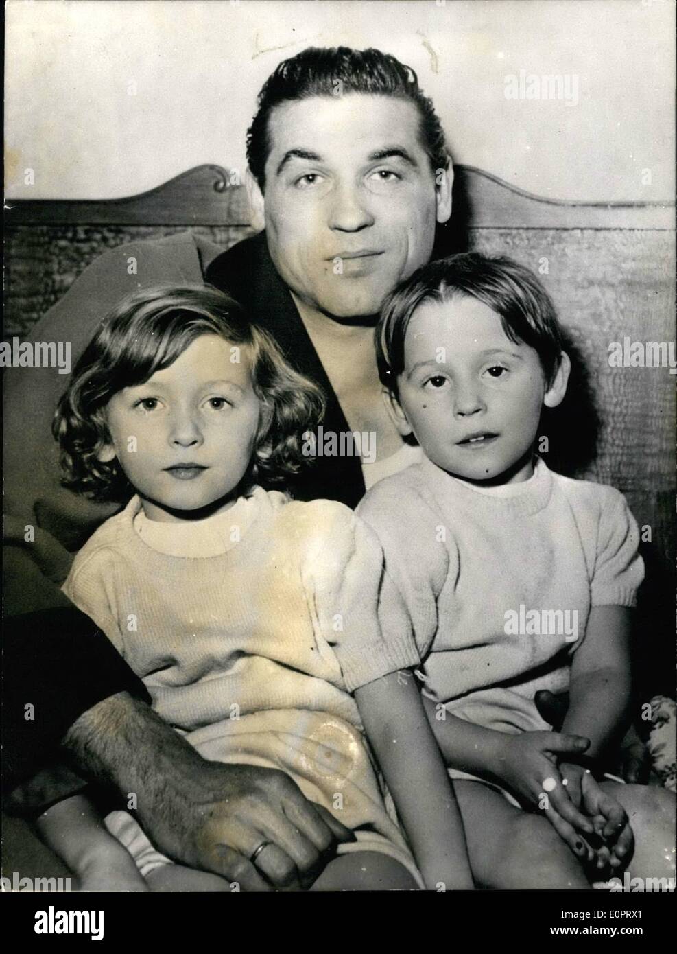 Nov. 11, 1956 - L'obiettivo-detentore del calcio ungherese nazionale: Gyula Grosios scampato con sua moglie e i suoi due figli da Hungaria e appena arrivati in Austria. Mostra fotografica di Gyula Grosios (Gyula Grosios) con sua moglie e i suoi figli dopo il suo volo all'hotel Wandl in Vienna. Vi è il soggiorno della Croce rossa internazionale organizzazione di aiuto per i rifugiati ungheresi. Foto Stock