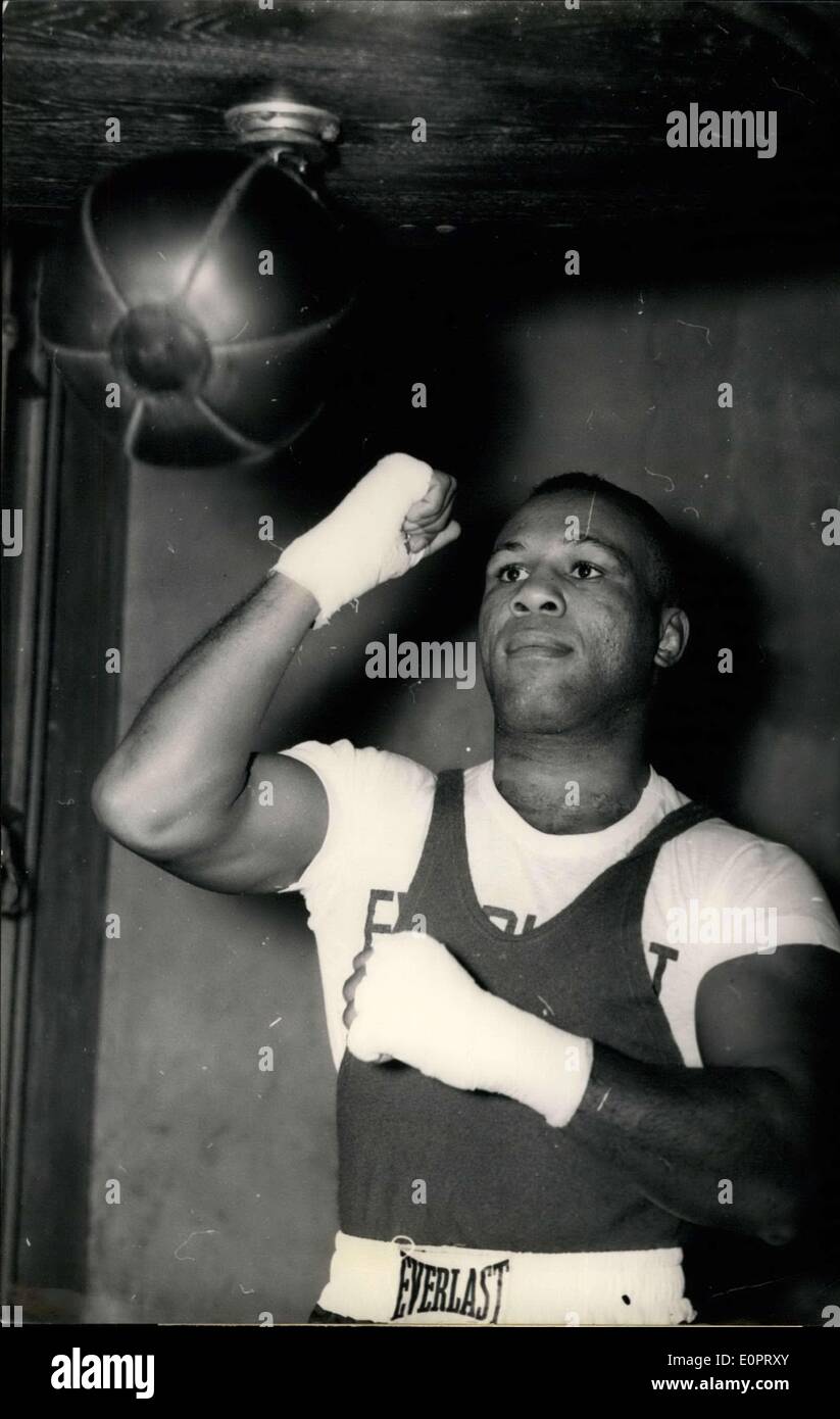 Nov. 12, 1956 - Alph Tiger Jones Versus Charles Humez: l'Americano nero Boxer Ralph Tiger quelli arrivati a Parigi nella giornata di ieri. Egli Foto Stock