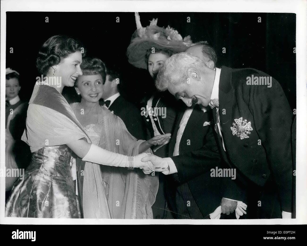 Dic. 06, 1956 - La Regina vede un gioco francese a Londra il Palace Theatre: la regina, con un gruppo di venti intitolato amici e diplomatici, è andato a Londra il Palace Theatre la scorsa notte per vedere Jean-Louis Barrault-Madeleine Renaud azienda francese giocare ''Occupe-Toi-D' Amelie'' (''a mantenere un occhio su Amelie"). Per tre ore ha goduto di se stessa enormemente, ridere per le barzellette, puns e l'impertinente situazioni. Mostra fotografica di H.M. la regina scuote le mani con i membri della società dopo la Mostra ultima notte. Foto Stock