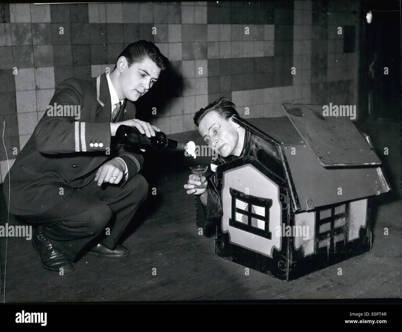 Febbraio 02, 1957 - Egli non ha problemi di alloggiamento... Questo artista, Chester Tooko, ha la sua propria casa con lui per sempre. Sebbene Chester è quasi 6 piedi alto, egli sarà in grado di ''Live'' all'interno di questa casa. Qui potrà ottenere un drink - una bevanda di dimensione normale, naturalmente. Foto Stock