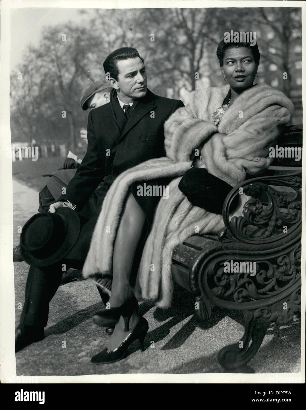 Febbraio 02, 1957 - Colorate American Jazz cantante a Londra.:mostra fotografica di Pearl Bailey popolare americana colorato cantante jazz-visto con suo marito Sig. Louis Bellson in Hyde Park ieri-appena prima di lasciare Londra per un fine settimana a Parigi. Foto Stock