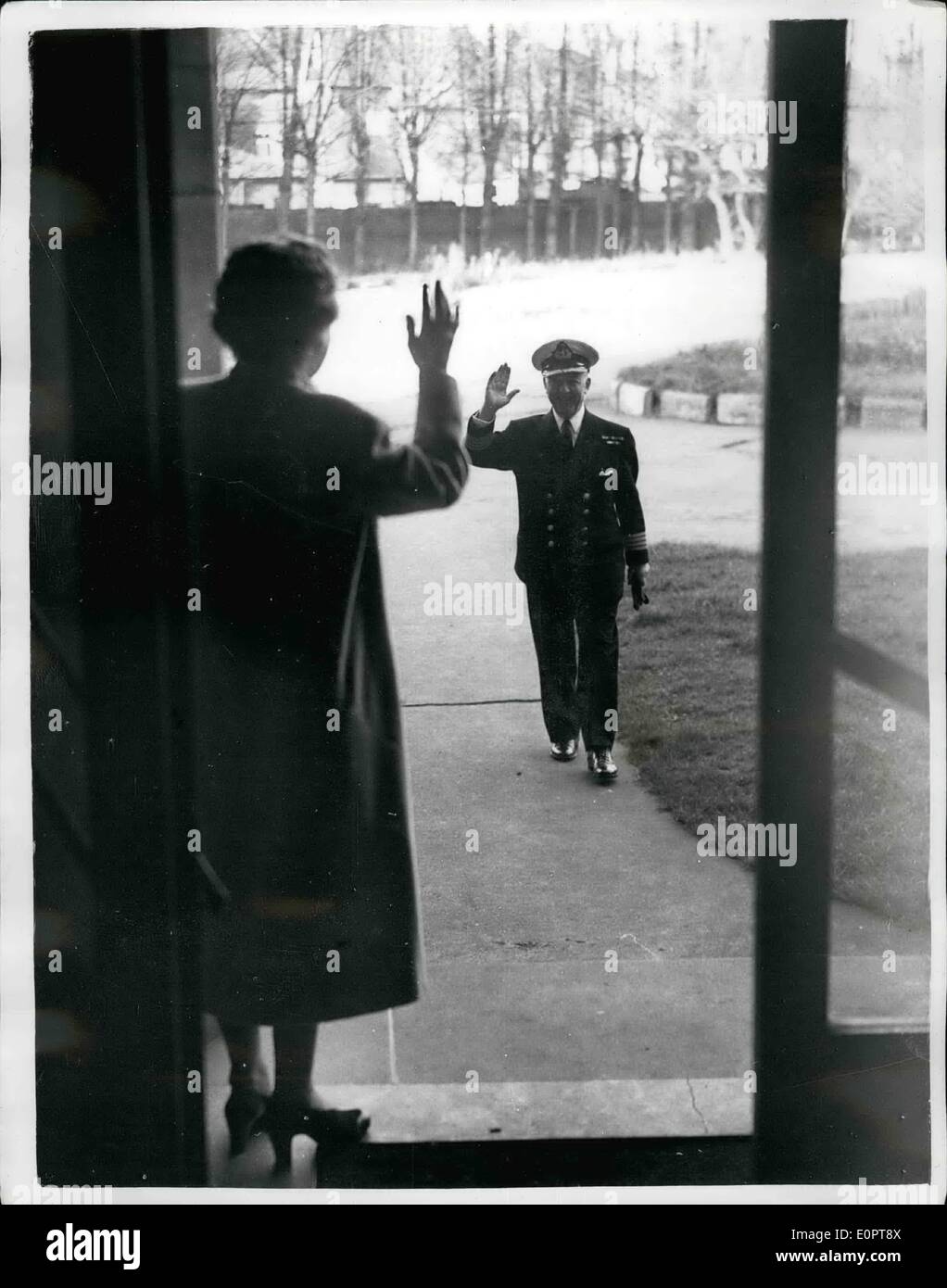 Il 12 Dic. 1956 - capitano del liner QUEEN MARY COMPLETA IL SUO ULTIMO VIAGGIO. Capitano D. SORRELL, 63, ha fatto la sua ultima royago al comando della Cunard liner Queen Mary quando essere lasciato la nave a Southampton ieri e restituito alla sua moglie al loro appartamento di lusso che si affaccia su Southampton Docks. Egli è il ritiro di fine anno dopo aver servito per 47 anni in mare. Il cap. Sorrell, che detiene il certificato di un Extra Master in vela, visualizzate la sua grande arte marinaresca di tre anni fa quando, durante uno sciopero portuale a New York ha attraccato la regina Maria senza l ausilio di rimorchiatori o pilota Foto Stock