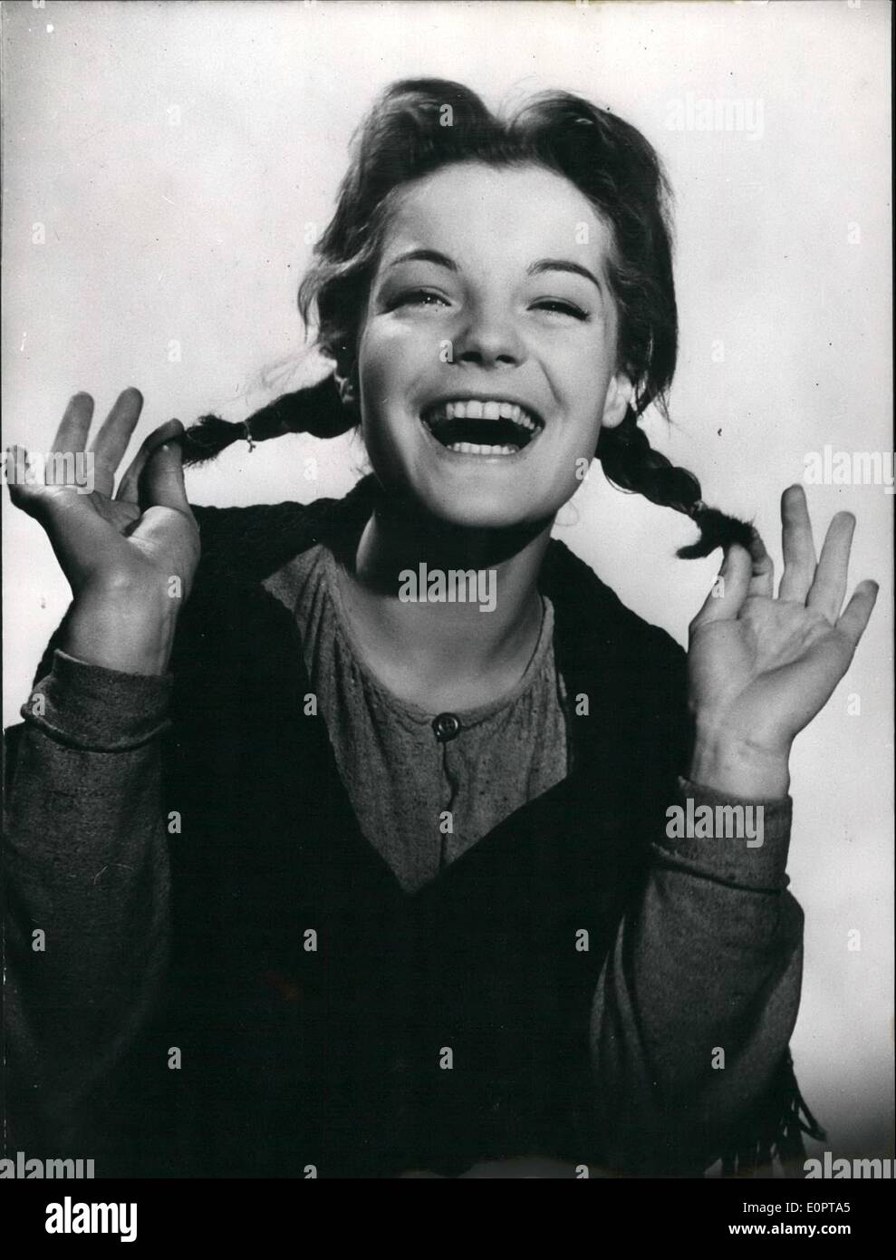 Il 12 Dic. 1956 - Germania il famoso film di star Romy Schneider.: in una scena del suo nuovo film di ''Robinson non ha a morire". Romy Scheider (Romy Schneider) somiglia molto povera ragazza. Fino a questo momento lei ha quasi giocato poco principesse e ora ha cambiato da bei vestiti e di sera abiti a Rage. Foto Stock